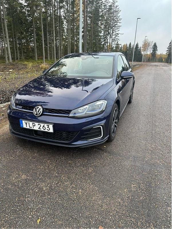 Blå Begagnad 2017 VW Golf VII GTE Halvkombi | 179 000 kr (Marknadspris) - Bild 1/4