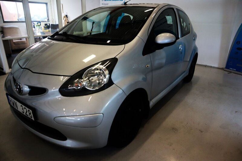 Silver Begagnad 2008 Toyota Aygo Halvkombi | 29 900 kr (Marknadspris) - Bild 1/4