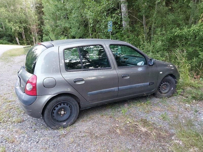 Grå Begagnad 2003 Renault Clio II Halvkombi | 5 000 kr (Superpris) - Bild 1/4