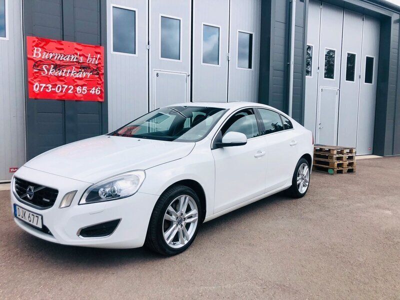 Vit Begagnad 2011 Volvo S60 Summum Sedan | 69 900 kr (Marknadspris) - Bild 1/4