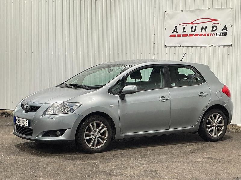 Grå Begagnad 2009 Toyota Auris Halvkombi | 59 900 kr (Marknadspris) - Bild 1/4