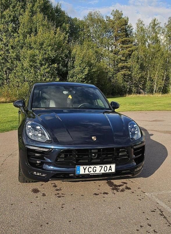 Blå Begagnad 2017 Porsche Macan GTS SUV | 400 000 kr (Superpris) - Bild 1/4