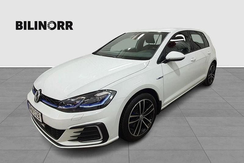 Vit Begagnad 2019 VW Golf VIII GTE Halvkombi | 259 900 kr (Lite dyr) - Bild 1/4