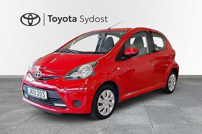 Röd Begagnad 2014 Toyota Aygo Halvkombi | 55 000 kr (Lite dyr) - Bild 1/4