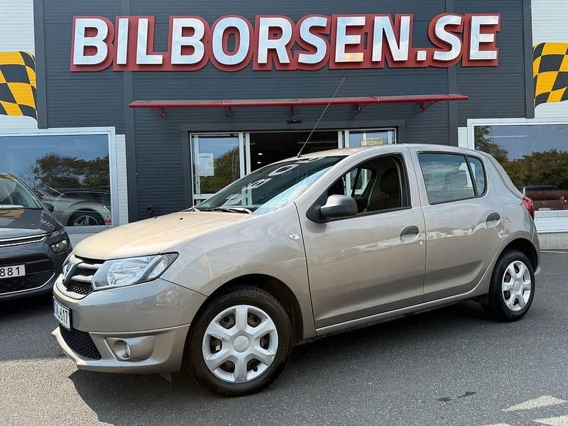 Ljusbrun Begagnad 2014 Dacia Sandero Halvkombi | 69 000 kr (Lite dyr) - Bild 1/4