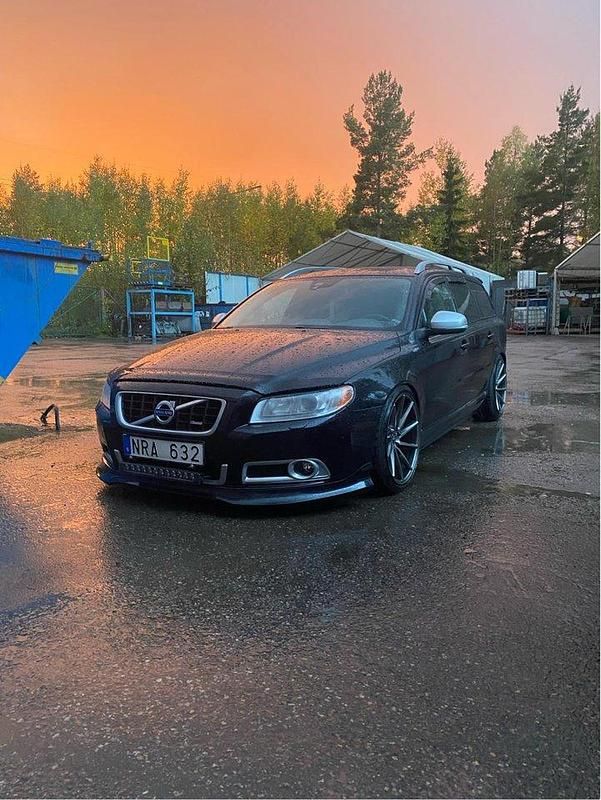 Svart Begagnad 2012 Volvo V70 R-Design Kombi | 75 000 kr (Marknadspris) - Bild 1/4