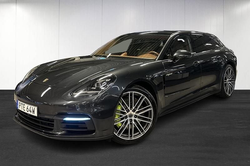 Grå (grey) Begagnad 2019 Porsche Panamera 4 Sedan | 629 000 kr (Marknadspris) - Bild 1/4