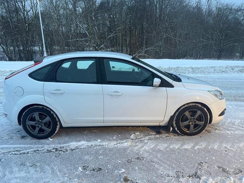 Begagnad 2011 Ford Focus Halvkombi | 34 000 kr (Marknadspris) - Bild 1/4