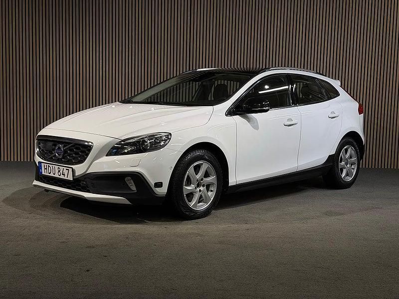 Vit Begagnad 2015 Volvo V40 Summum Halvkombi | 178 900 kr (Dyr) - Bild 1/4
