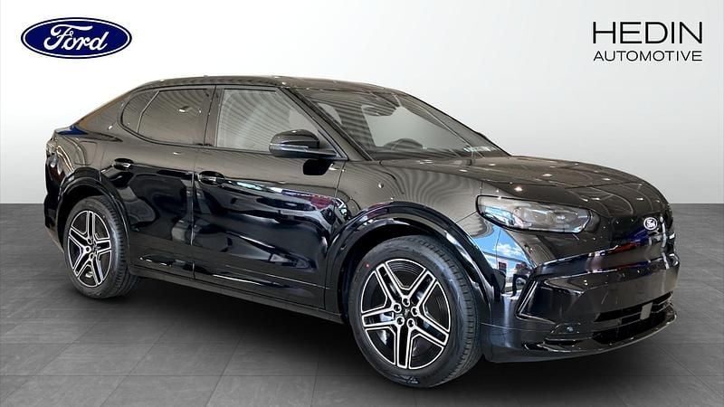 Svart (black) Begagnad 2025 Ford Capri SUV | 529 900 kr (Marknadspris) - Bild 1/4