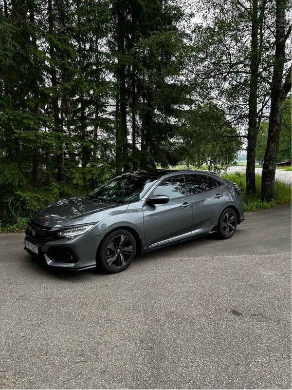 Grå Begagnad 2017 Honda Civic Halvkombi | 170 000 kr (Bra pris) - Bild 1/4