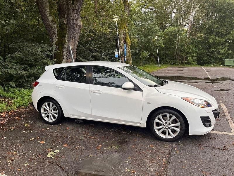 Vit Begagnad 2011 Mazda 3 Inclusive Halvkombi | 59 000 kr (Bra pris) - Bild 1/4