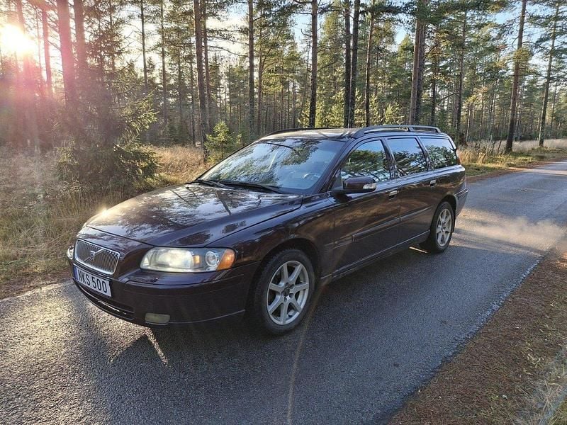 Röd Begagnad 2007 Volvo V70 Standard Kombi | 20 000 kr (Bra pris) - Bild 1/4