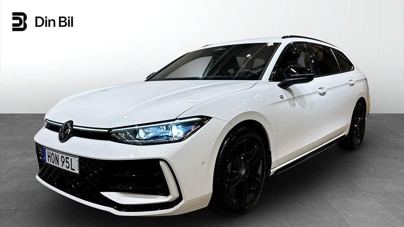 Vit Begagnad 2024 VW Passat R-line Kombi | 489 900 kr - Bild 1/4
