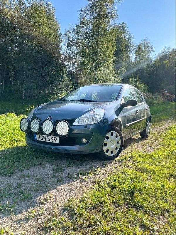Blå Begagnad 2006 Renault Clio II | 32 000 kr - Bild 1/4