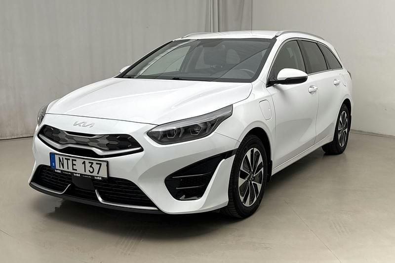 Vit Begagnad 2022 Kia Ceed Advance | 210 000 kr - Bild 1/4