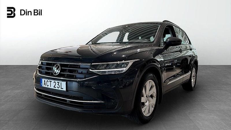 Grå (urano grey) Begagnad 2021 VW Tiguan Life SUV | 289 900 kr (Marknadspris) - Bild 1/4