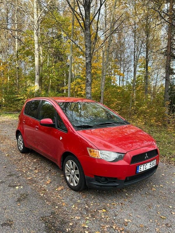 Röd Begagnad 2010 Mitsubishi Colt Halvkombi | 24 000 kr (Marknadspris) - Bild 1/4