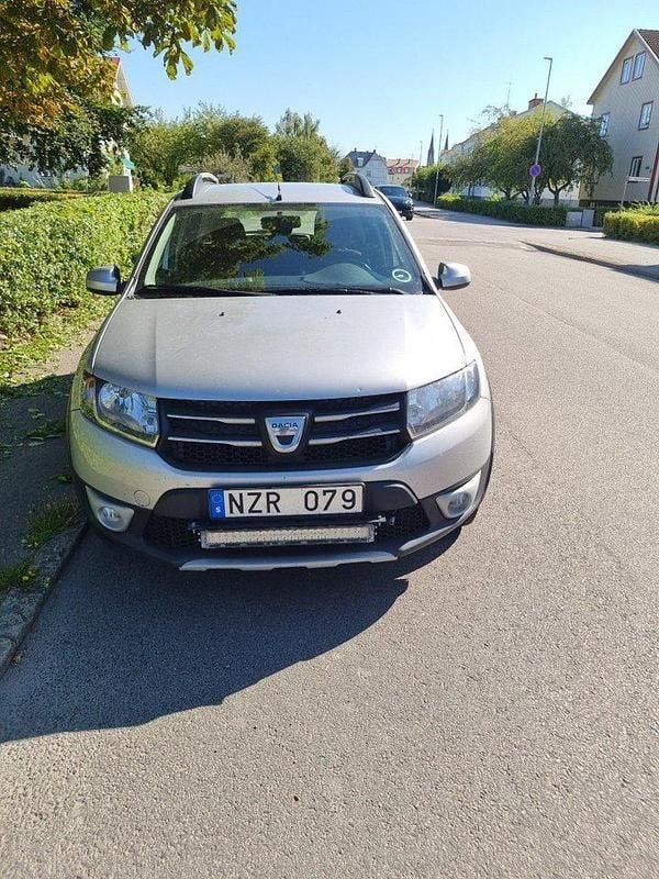 Silver Begagnad 2014 Dacia Sandero Stepway Halvkombi | 45 000 kr (Bra pris) - Bild 1/4