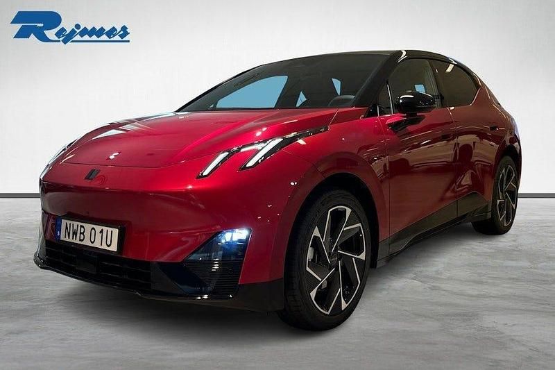 Techno magenta metallic Ny 2025 Lynk & Co 02 Sedan | 474 900 kr - Bild 1/4