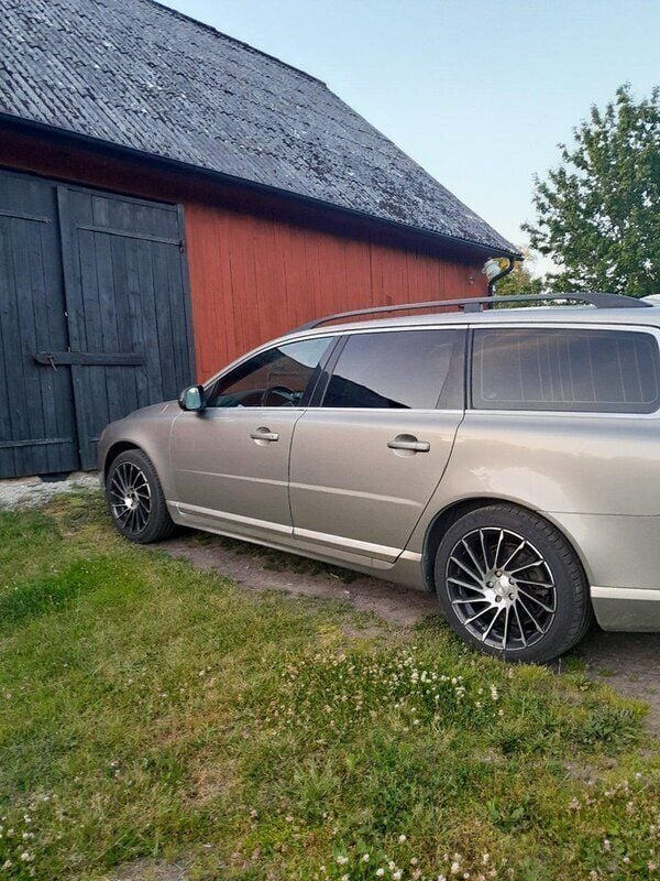 Brun Begagnad 2010 Volvo V70 Kombi | 88 000 kr (Superpris) - Bild 1/4