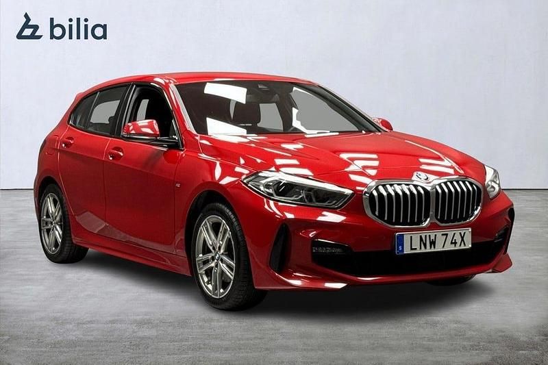 Röd Begagnad 2022 BMW 118 M Sport Halvkombi | 269 000 kr (Dyr) - Bild 1/4