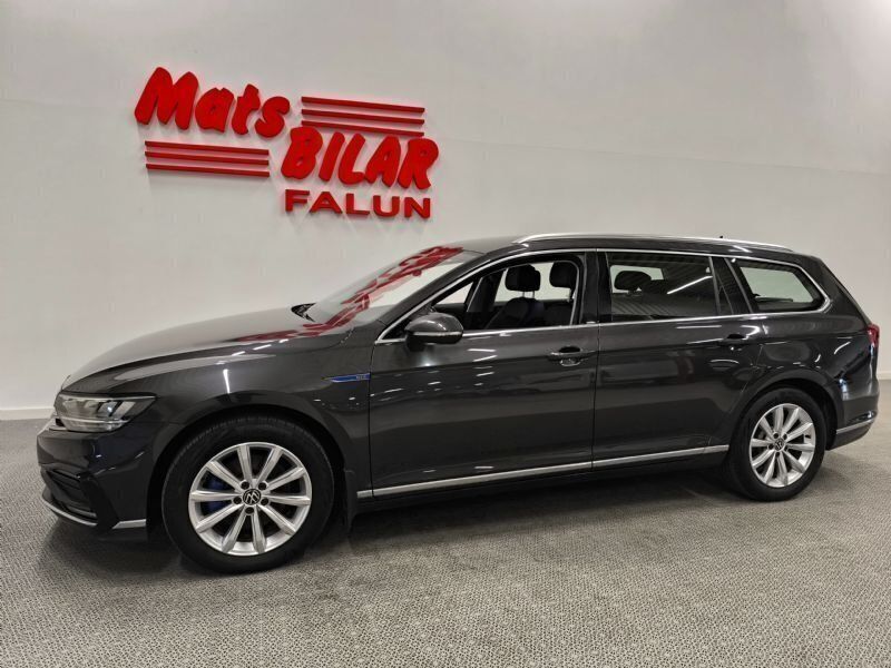 Mörkgrå (mgrå) Begagnad 2021 VW Passat GTE Kombi | 269 900 kr (Lite dyr) - Bild 1/4