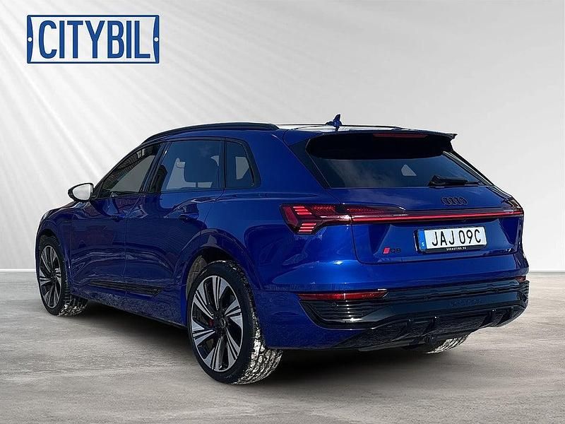 Begagnad Audi Q8 e-tron S-Line 300 kW (408 HK) 2023 Ultra blue metallic SUV