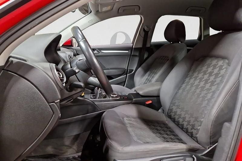 Begagnad Audi A3 Attraction 150 HK (110 kW) 2014 Röd