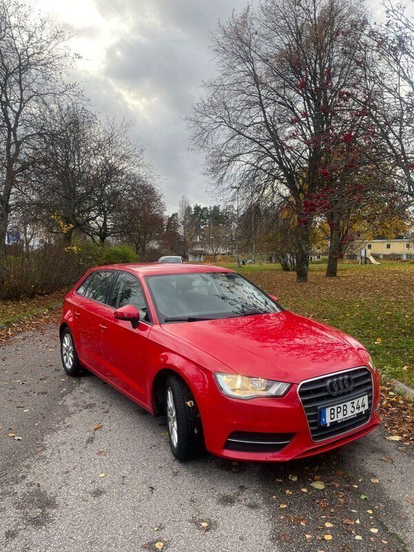 Röd Begagnad 2014 Audi A3 Sportback Attraction Halvkombi | 120 000 kr (Marknadspris) - Bild 1/4