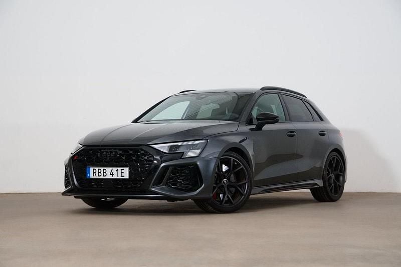 Grå Begagnad 2024 Audi RS3 Sportback Design Halvkombi | 659 000 kr (Marknadspris) - Bild 1/4