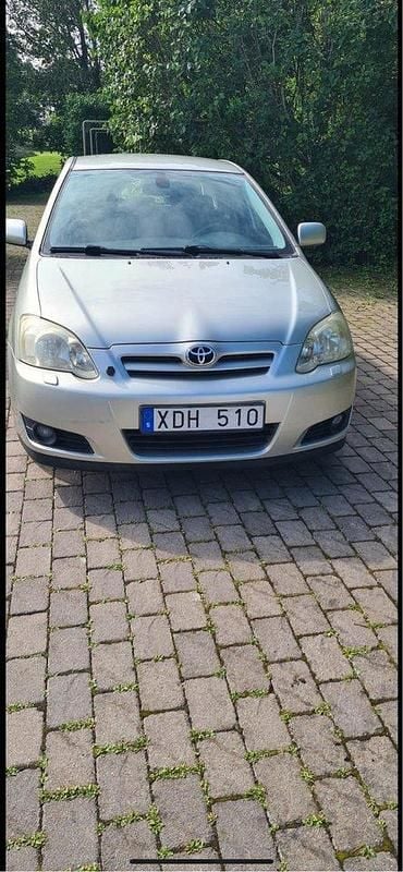 Silver Begagnad 2005 Toyota Corolla Halvkombi | 72 000 kr (Marknadspris) - Bild 1/3