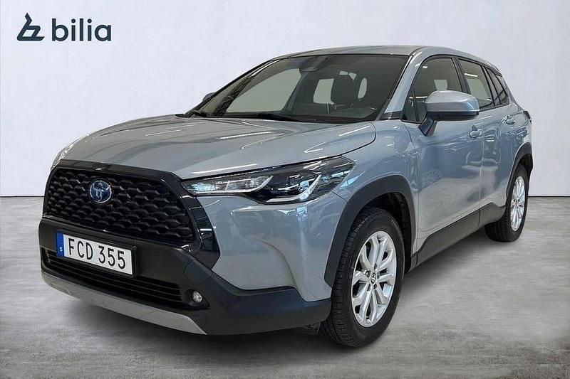 Grå Begagnad 2022 Toyota Corolla Cross Active SUV | 309 900 kr (Marknadspris) - Bild 1/4