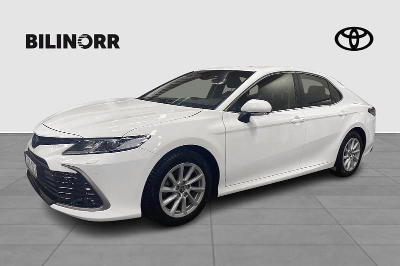 Vit Begagnad 2022 Toyota Camry Hybrid Active Sedan | 329 900 kr (Marknadspris) - Bild 1/4