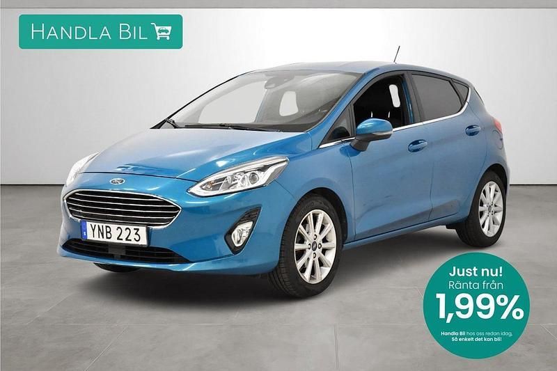 Blå Begagnad 2018 Ford Fiesta Titanium Halvkombi | 109 900 kr (Marknadspris) - Bild 1/3