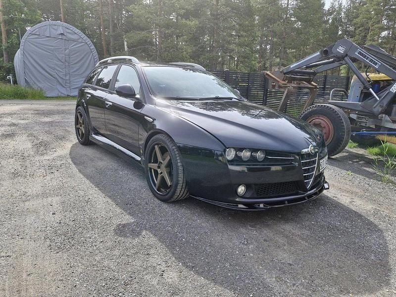 Svart Begagnad 2007 Alfa Romeo 159 Kombi | 63 000 kr (Marknadspris) - Bild 1/4