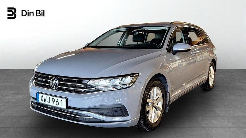 Grå Begagnad 2023 VW Passat Business Kombi | 319 900 kr (Marknadspris) - Bild 1/4