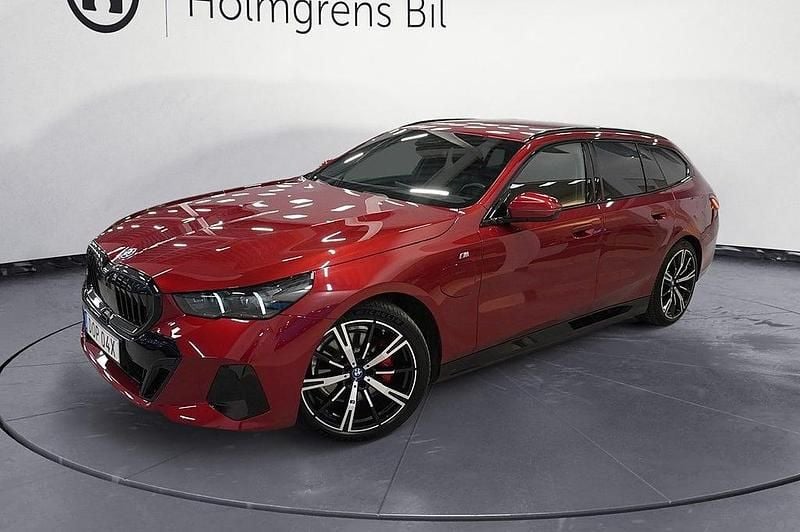 Röd Begagnad 2025 BMW 530e M Sport Kombi | 649 800 kr (Bra pris) - Bild 1/4