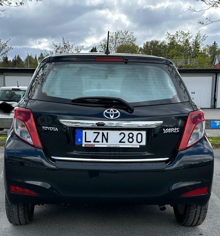 Svart Begagnad 2011 Toyota Yaris Active Halvkombi | 56 000 kr (Marknadspris) - Bild 1/4