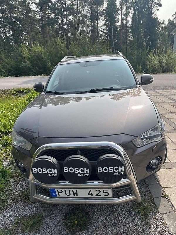 Brun Begagnad 2010 Mitsubishi Outlander SUV | 38 500 kr (Superpris) - Bild 1/4