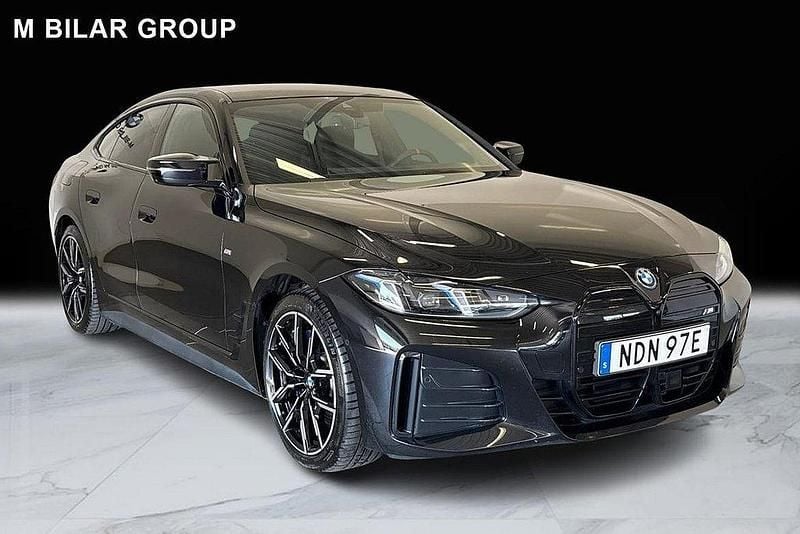 Svart Begagnad 2024 BMW i4 Shadowline Sedan | 729 000 kr - Bild 1/4