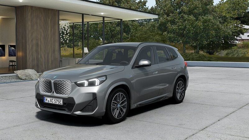Grå (space silver metallic) Ny 2025 BMW iX1 M Sport SUV | 627 400 kr (Marknadspris) - Bild 1/4