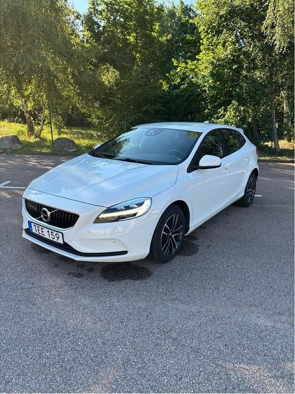 Vit Begagnad 2017 Volvo V40 Momentum Kombi | 149 000 kr (Marknadspris) - Bild 1/4