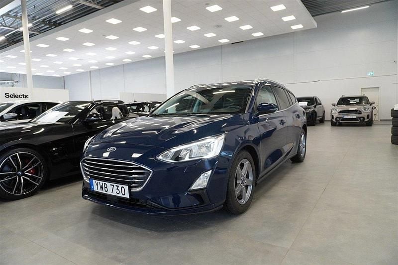 Blå Begagnad 2018 Ford Focus Titanium Kombi | 164 900 kr (Marknadspris) - Bild 1/4