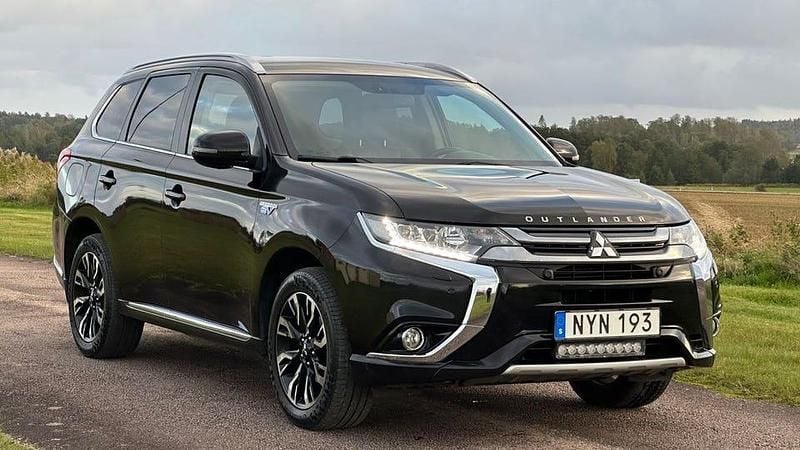 Svart Begagnad 2016 Mitsubishi Outlander SUV | 164 900 kr (Marknadspris) - Bild 1/4