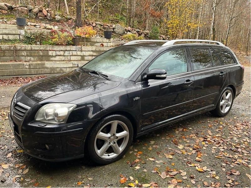Svart Begagnad 2008 Toyota Avensis Kombi | 10 000 kr - Bild 1/4
