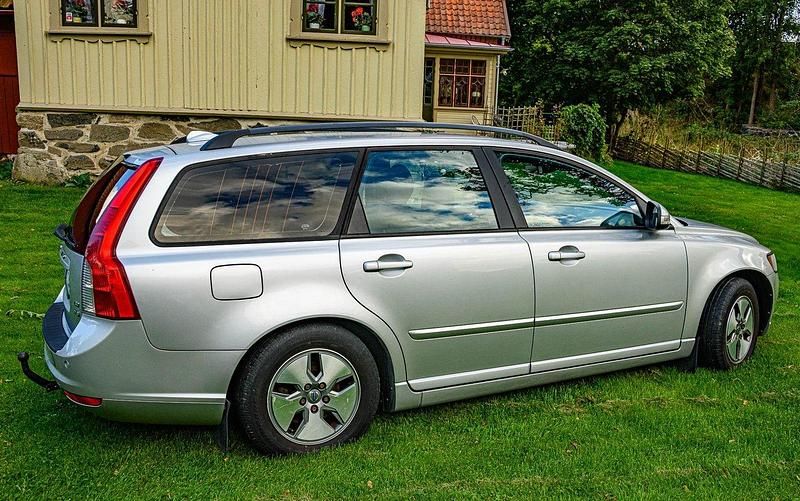 Grå Begagnad 2010 Volvo V50 Momentum Kombi | 65 000 kr (Dyr) - Bild 1/4