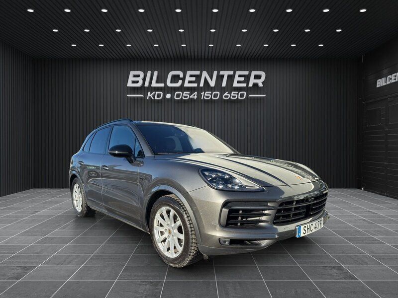 Mörkgrå Begagnad 2021 Porsche Cayenne Platinum Edition SUV | 930 000 kr (Dyr) - Bild 1/4