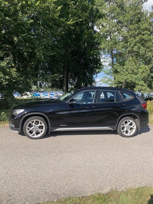 Svart Begagnad 2015 BMW X1 xLine SUV | 125 000 kr (Superpris) - Bild 1/4