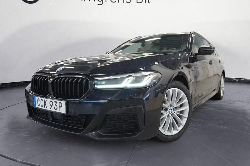 Carbon svart metallic Begagnad 2023 BMW 530 M Sport Kombi | 339 800 kr - Bild 1/4